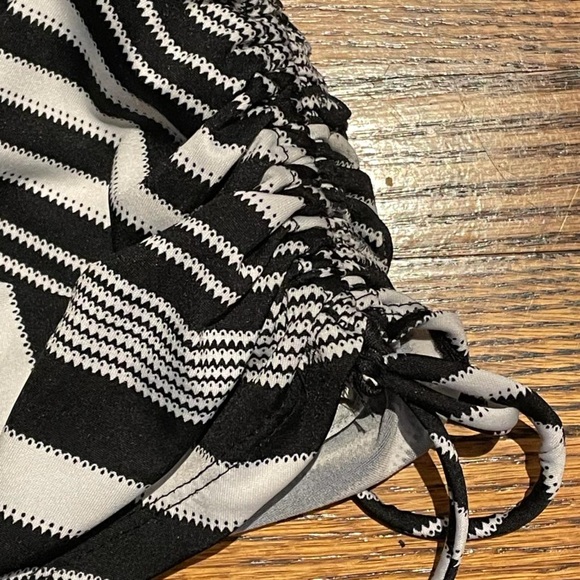 Black and white fitted striped top - Picture 6 of 6